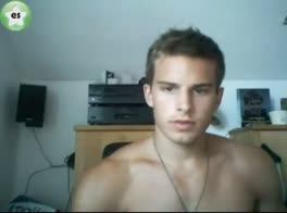 muscular twink cums on cam